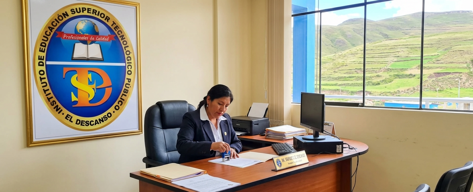 Personal administrativo procesando expedientes académicos